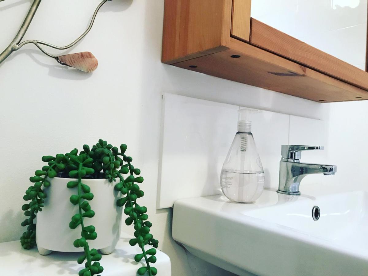 Clarabel'S Guest House- The Nook Wombourn 외부 사진